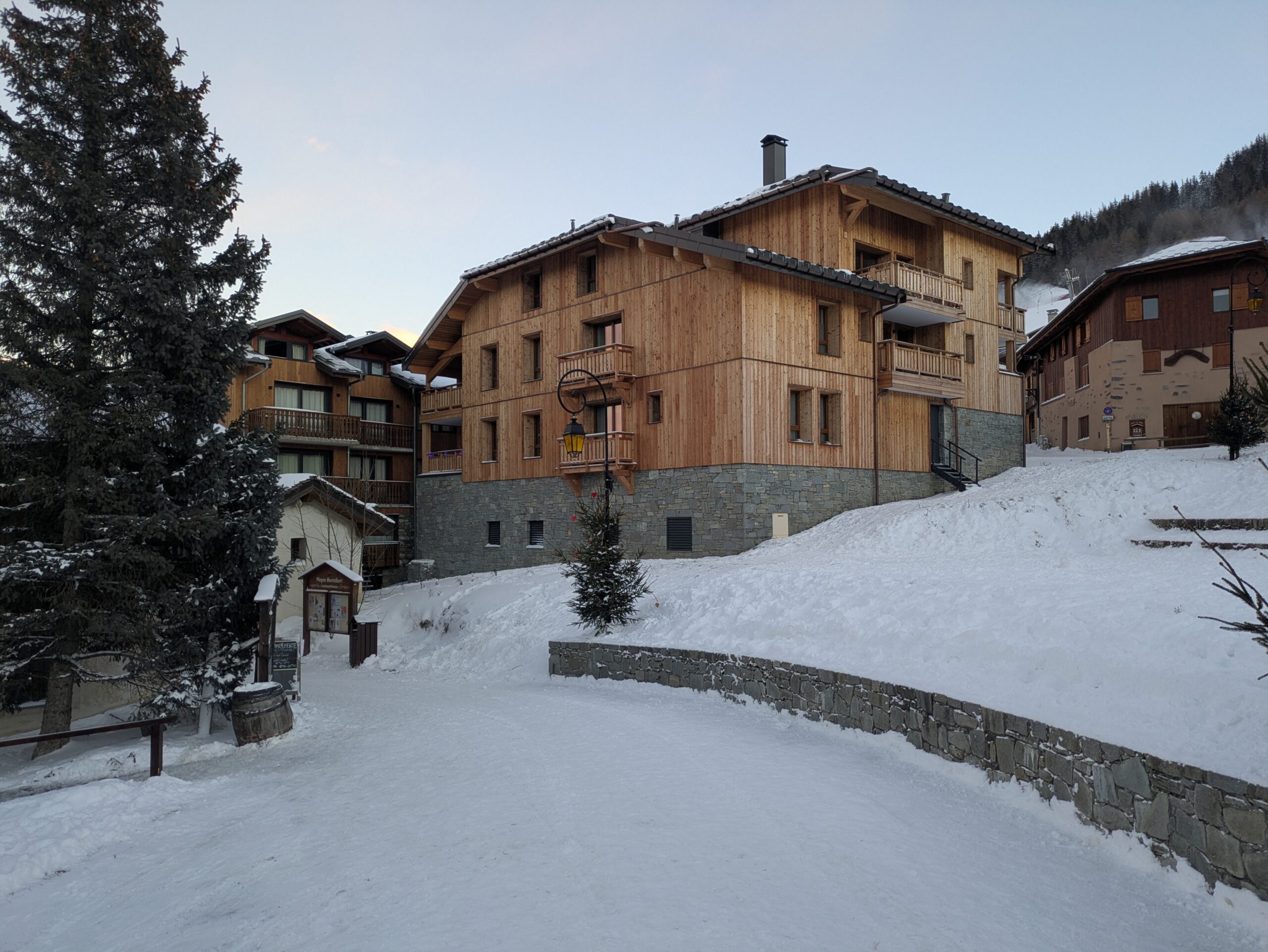 Chalet en montagne, neige, calme.